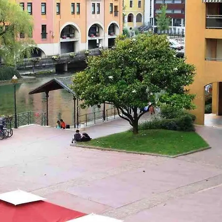 Reve De Jade Devant Le Canal Annecy