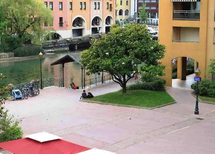 Reve De Jade Devant Le Canal Annecy